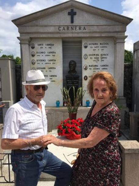 Giuseppe e Maria, due turisti di Latisana, in visita alla tomba di Carnera pur senza averlo mai conosciuto. Succede quasi tutti i giorni. 